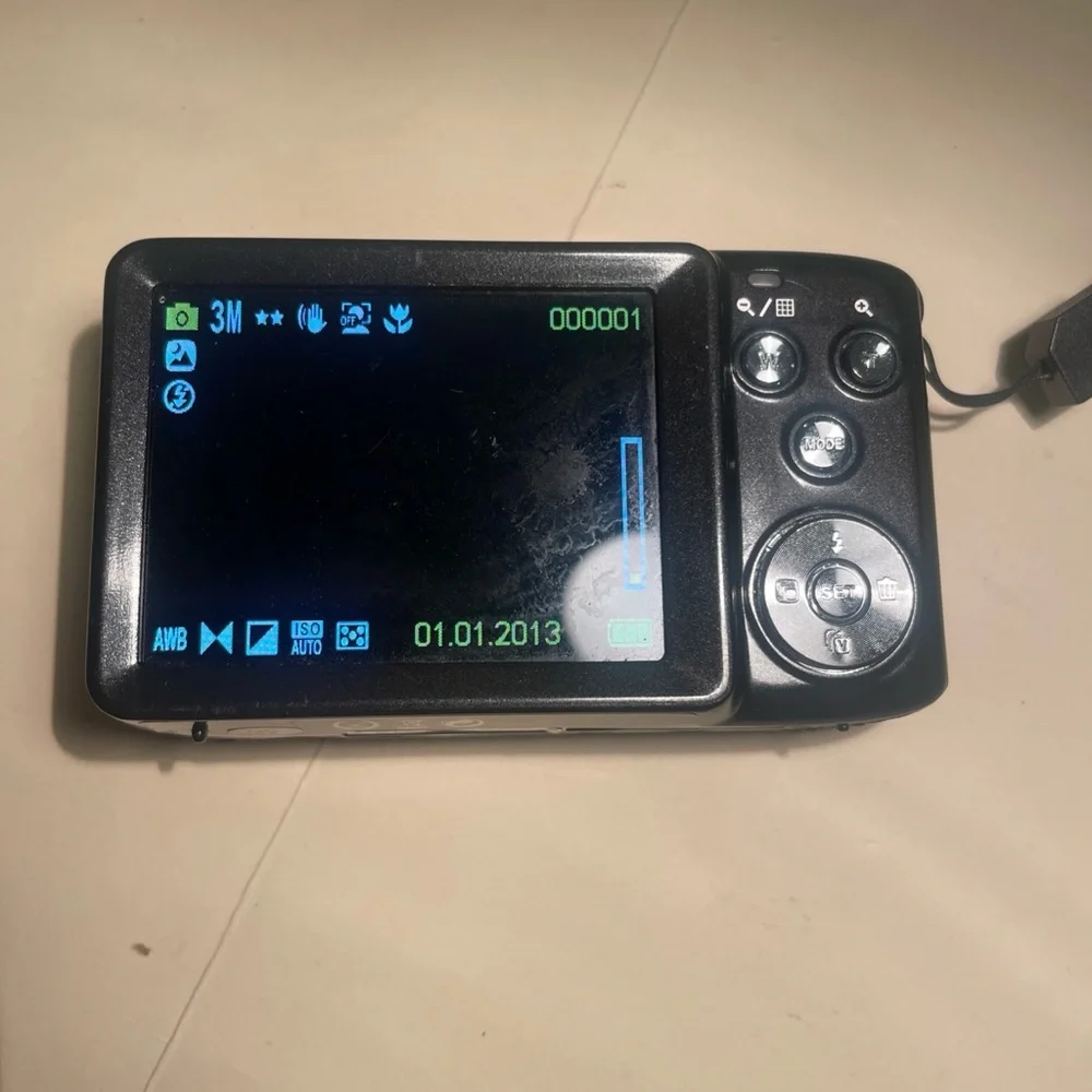 ViviCam F128 Compact Digital Camera - Black batteries no charger working tested.